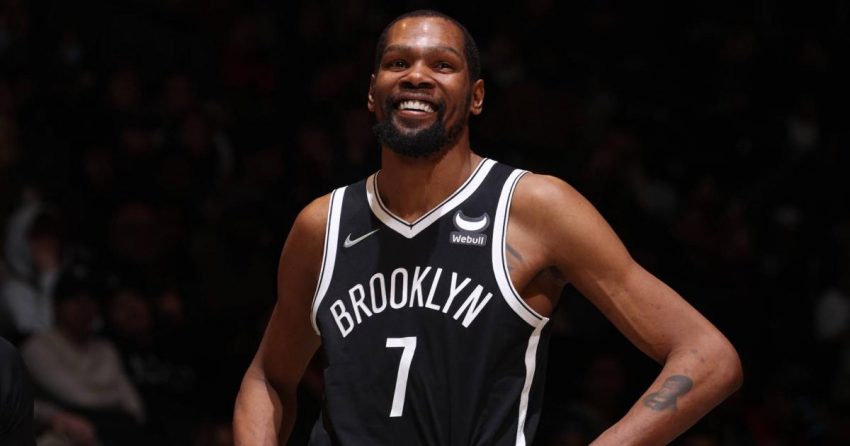 La décision de Kevin Durant de rester avec les Nets suscite les réactions de Kyrie Irving, d'autres membres du monde de la NBA