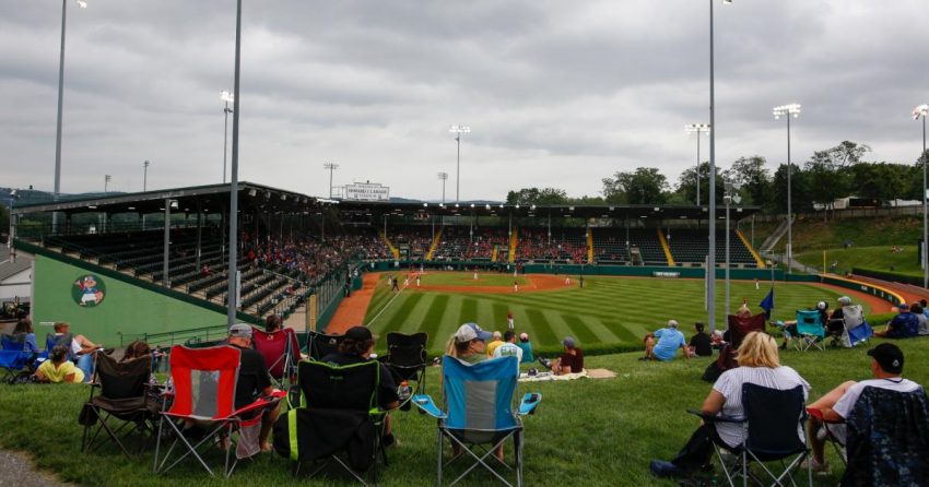 Luis Garcia, du Nicaragua, célèbre un home run avec un flip épique de la batte, frappant le griddy dans les Little League World Series