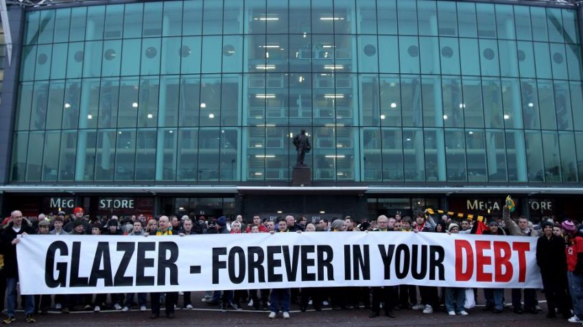 Pourquoi les Glazers sont tenus pour responsables du déclin de Manchester United : Expliquer les raisons pour lesquelles les propriétaires américains sont l'ennemi public n°1 des supporters