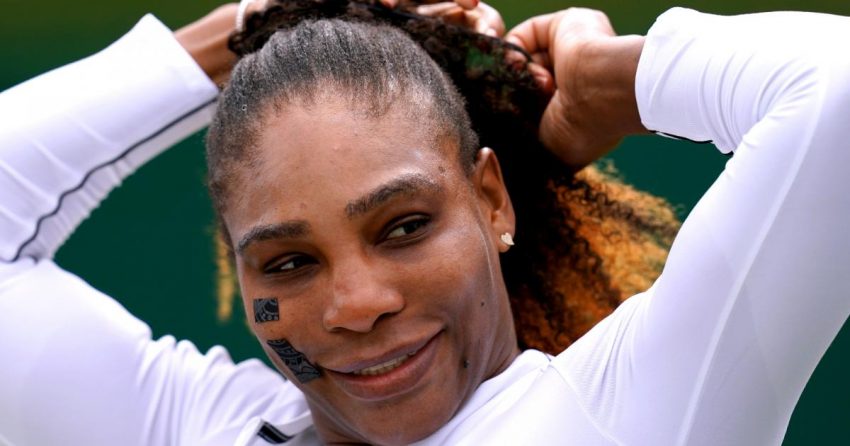 Pourquoi Serena Williams porte-t-elle du ruban adhésif noir sur son visage ?