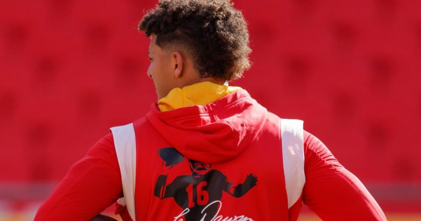 Qu'est-ce que le "choir huddle" ? Patrick Mahomes, les Chiefs rendent hommage à Len Dawson en l'opposant aux Packers