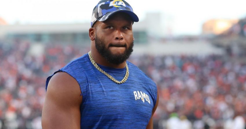 Aaron Donald décrit l'incident de brandissement de casque lors d'un entraînement Rams-Bengals comme du "football"