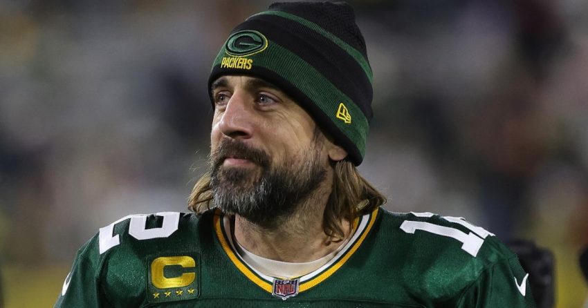 Aaron Rodgers des Packers laisse entendre qu'il a travaillé les officiels avant la pénalité des Bucs sur un jeu crucial à 2 points