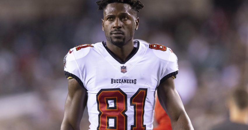 Antonio Brown se moque de Bruce Arians après que la NFL aurait admonesté l'ancien coach des Buccaneers pour sa conduite, son rôle dans la bagarre contre les Saints
