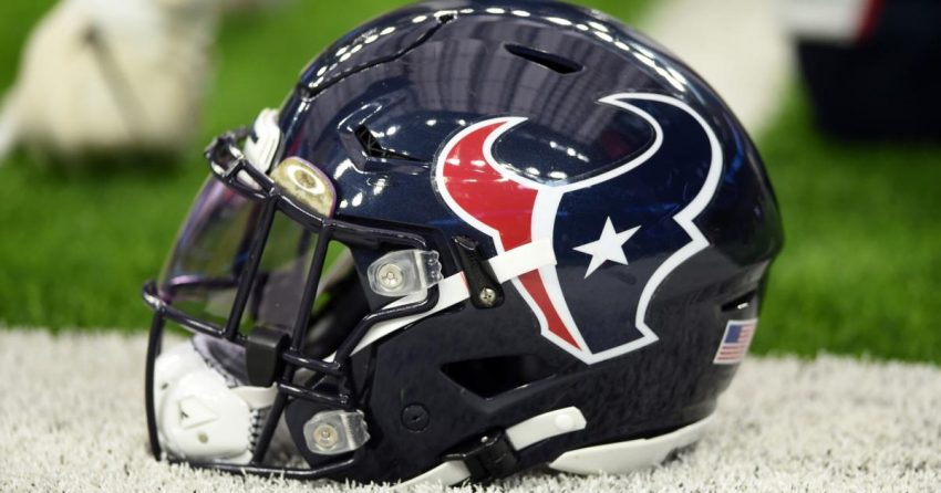 Houston Texans, Nike offrent à la Uvalde High School de nouveaux maillots de football, des crampons