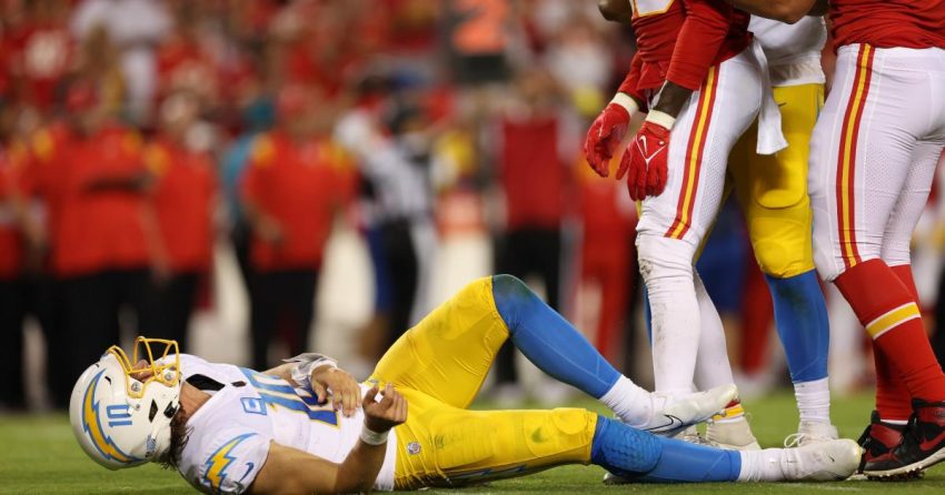 Justin Herbert : les Chargers évaluent les risques et les avantages de faire jouer le quaterback en semaine 3 alors que Chase Daniel prend les premières répétitions de l'équipe