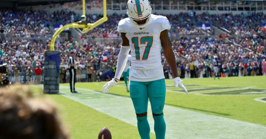 La danse du touchdown de Jaylen Waddle, expliquée : Comment la célébration du pingouin du WR des Dolphins est devenue une tendance amusante de la NFL