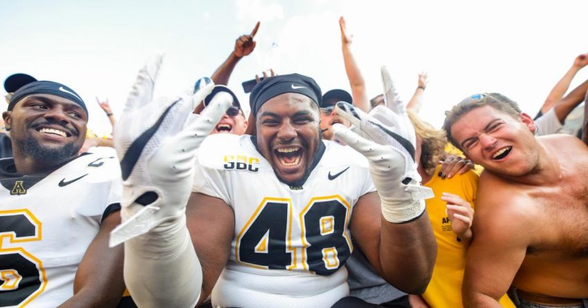 Le campus d'Appalachian State éclate de joie après que les Mountaineers ont choqué le Texas A&M n°6