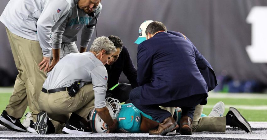 Le monde de la NFL réagit à la blessure à la tête de Tua Tagovailoa, condamne les Dolphins pour avoir laissé le QB jouer lors de "Thursday Night Football"