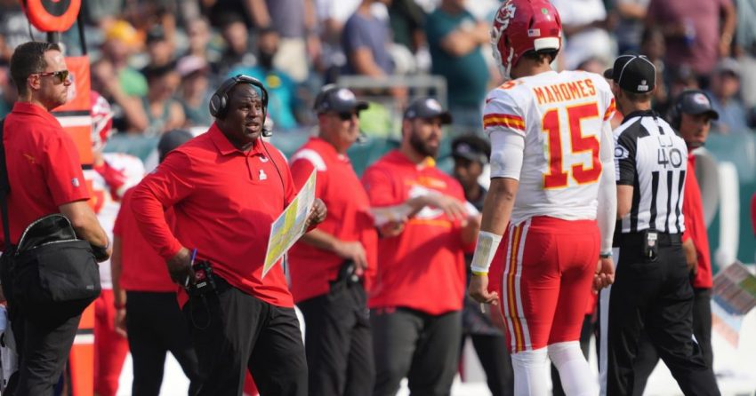 Le QB des Chiefs Patrick Mahomes et le CO Eric Bienemy se disputent violemment pendant le match contre les Colts