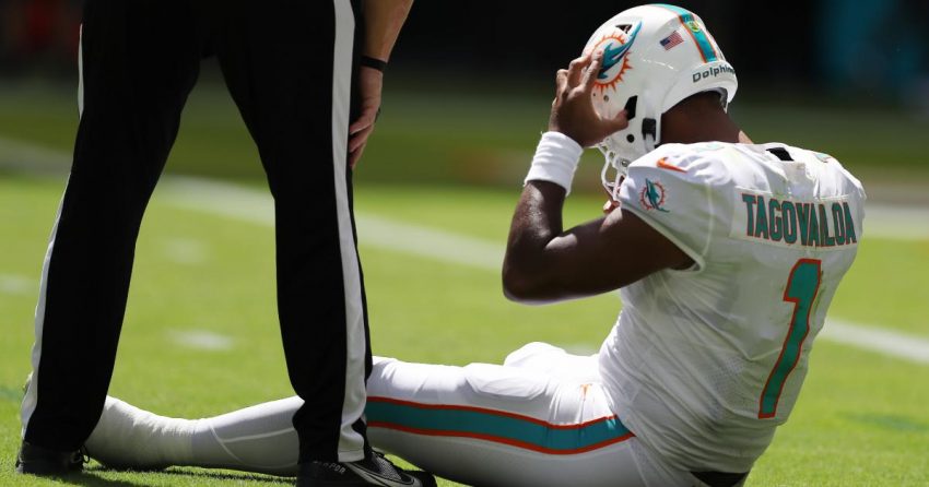 Le QB des Dolphins Tua Tagovailoa réintégrant le match des Bills après une effrayante blessure à la tête suscite de fortes réactions sur les médias sociaux