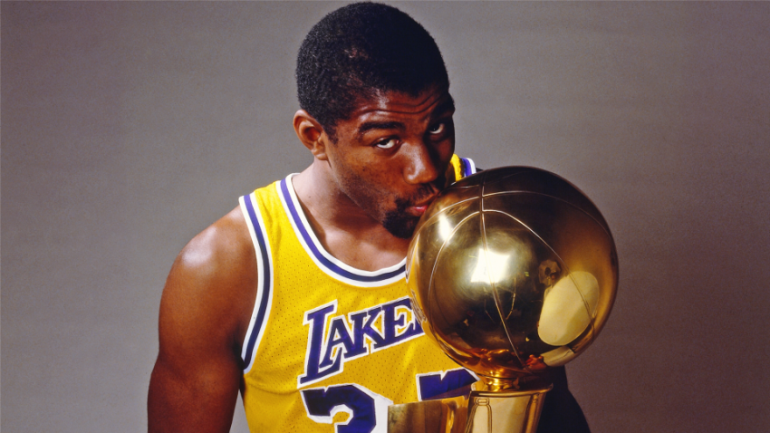 Magic Johnson contre Stephen Curry : La star des Warriors a-t-elle des arguments statistiques pour dépasser la légende des Lakers en tant que meneur de jeu GOAT ?
