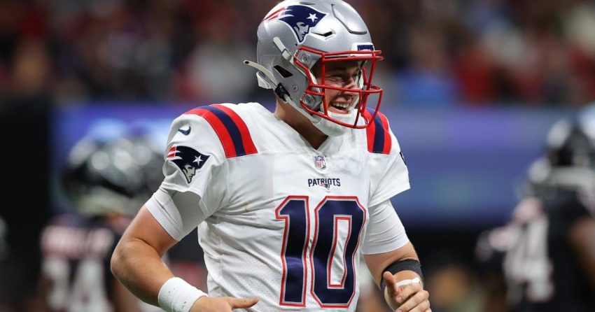 Mise à jour de la blessure de Mac Jones : le QB des Patriots fait face à une blessure au dos après la défaite contre les Dolphins