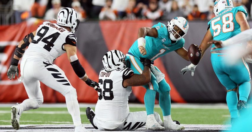 Mise à jour des blessures de Tua Tagovailoa : le QB des Dolphins est sorti sur civière avec des blessures à la tête et au cou contre les Bengals