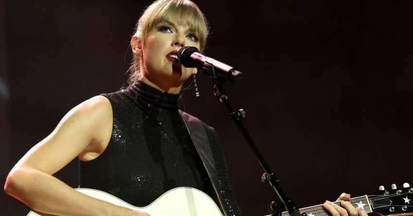 Pourquoi les fans de Taylor Swift paniquent à propos de l'annonce cryptique de la NFL concernant le spectacle de mi-temps du Super Bowl à "minuit"