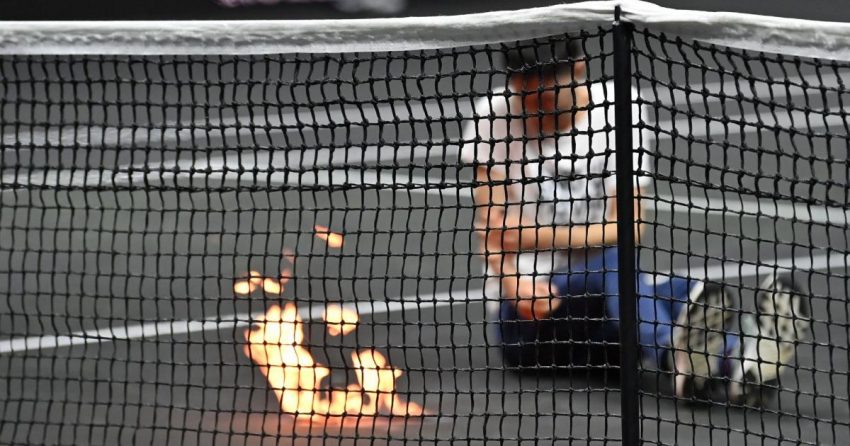 Protestation à la Laver Cup : Un activiste climatique interrompt le jeu et met le feu à son bras quelques heures avant le match final de Roger Federer