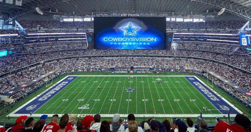 Que se passe-t-il quand un punt frappe le tableau vidéo des Cowboys ? Pourquoi Jake Camarda des Buccaneers a dû relancer le ballon lors de 'Sunday Night Football'