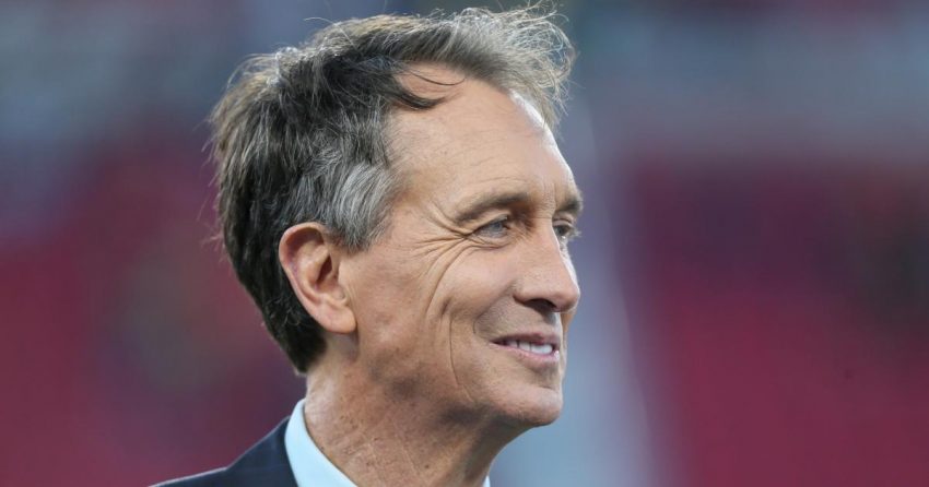 Qu'est-il arrivé à la glissade de Cris Collinsworth ? L'analyste de football de NBC abandonne son geste signature d'avant-match avant le match Bills vs Rams