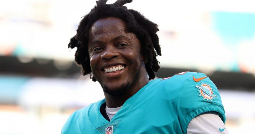 Teddy Bridgewater des Dolphins teste ses capacités d'entraîneur lors d'une visite à l'alma mater d'une école secondaire