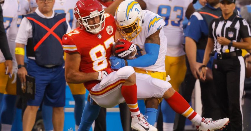 Travis Kelce des Chiefs se fait gifler par Derwin James des Chargers lors de " Thursday Night Football ", ce qui lui vaut des blagues " WWE "
