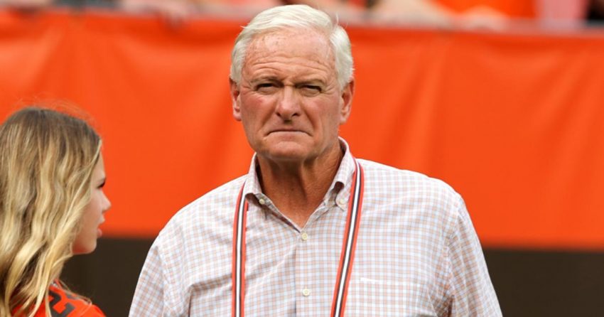 Une vidéo montre qu'un fan des Browns a jeté une bouteille sur le propriétaire Jimmy Haslam après la débâcle des Jets