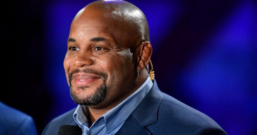 Daniel Cormier rejoindra-t-il la WWE ? L'ancien champion UFC enflamme les rumeurs de catch en arbitrant le match WWE Extreme Rules 2022