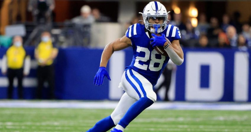 La blessure de Jonathan Taylor : le RB All-Pro des Colts va subir des tests après avoir roulé sa cheville contre les Titans
