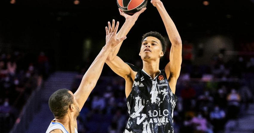 le prospect de la Draft NBA 2023 Victor Wembanyama repousse les limites d'une licorne du basket
