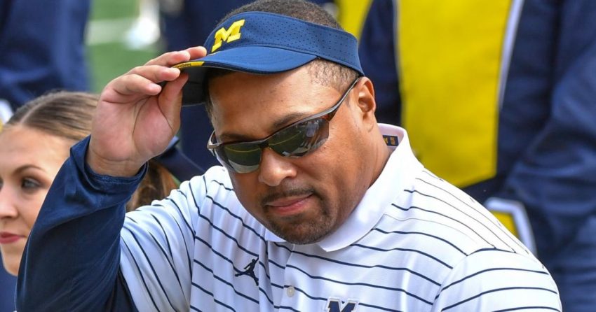L'entraîneur des running backs du Michigan, Mike Hart, est transporté sur une civière après s'être effondré sur la ligne de touche