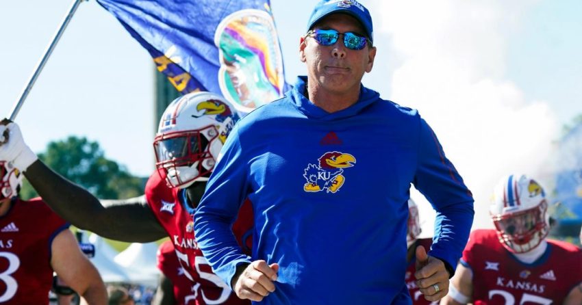 Les arbitres du match Kansas-TCU ont avalé des sifflets sur un collier de cheval potentiel, une retenue défensive, à la fin de la victoire des Horned Frogs
