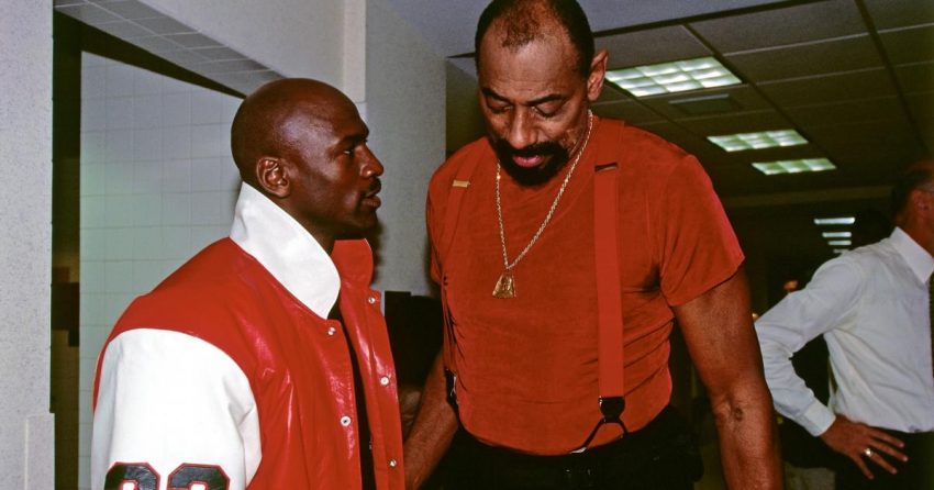Quels joueurs de la NBA ont la meilleure moyenne de points en carrière ? Michael Jordan et Wilt Chamberlain mènent la liste complète