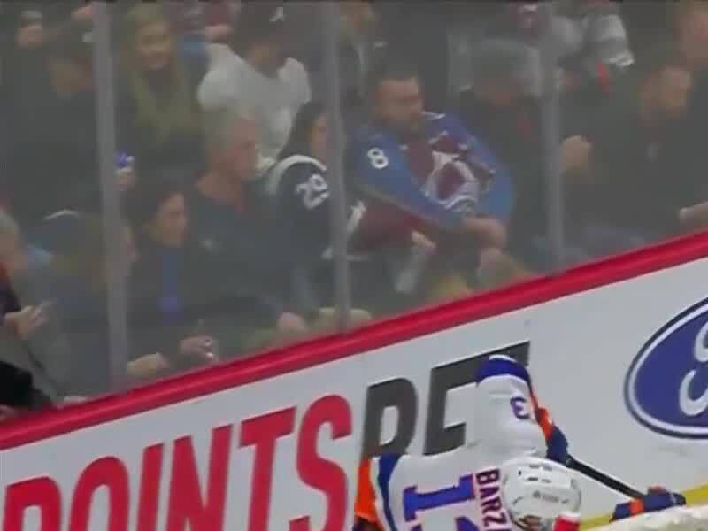 À VOIR: Cale Makar fait annuler une pénalité!