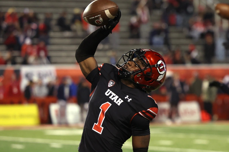 Examen du profil de Clark Phillips III, défenseur des ballons de football.