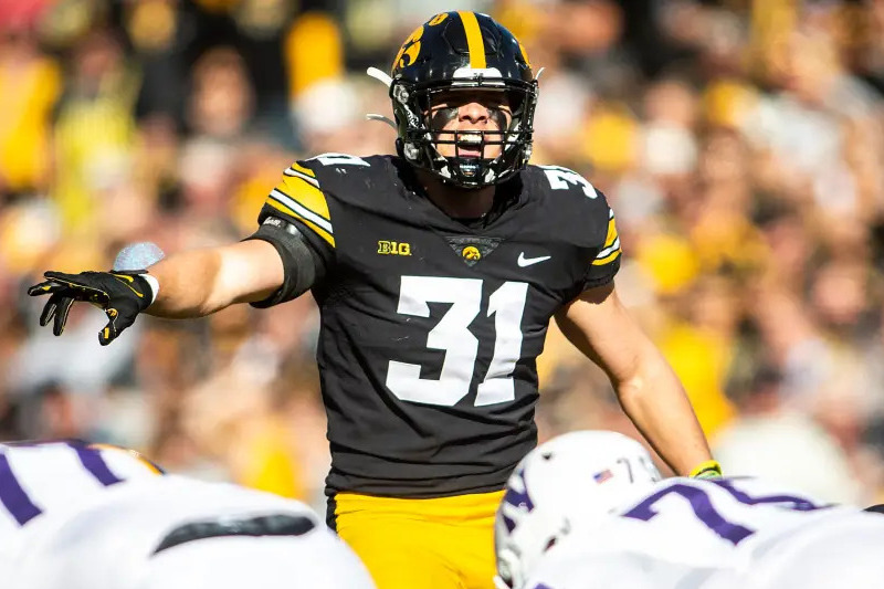 Jack Campbell, un joueur de ligne défensive, domine le milieu du terrain.