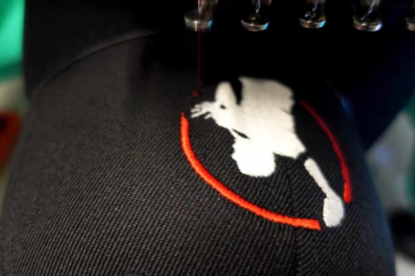 Comment sont fabriquées les casquettes TDActu : une vidéo explicative