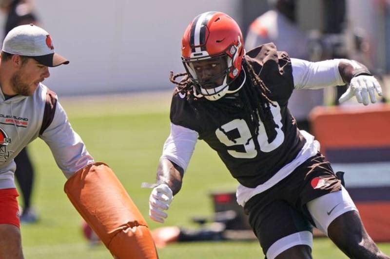 Jadeveon Clowney et Kareem Hunt visitent sans signer lors du petit déjeuner