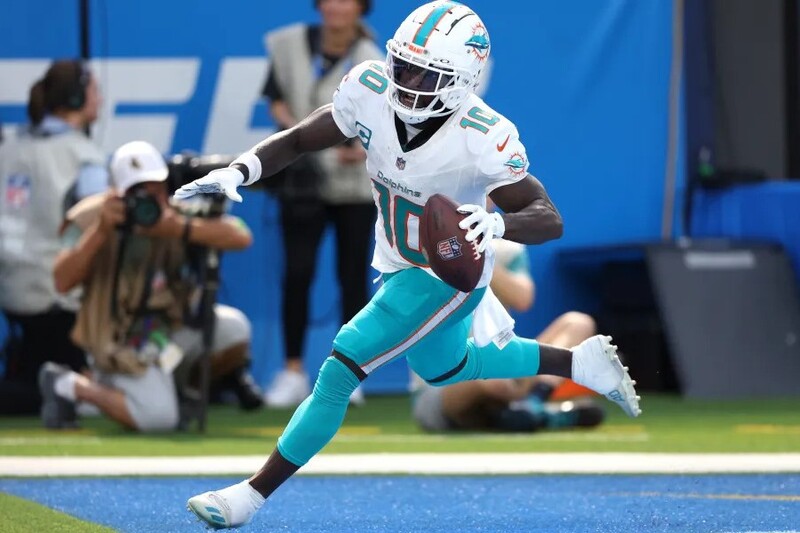 Tyreek Hill Leads Miami Dolphins to Narrow Victory Over Los Angeles Chargers (34-36)