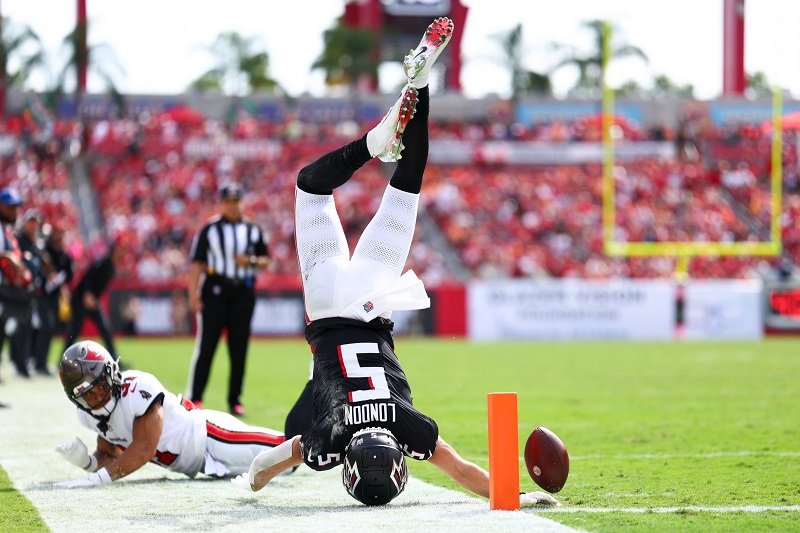 Atlanta Falcons Remportent la Victoire Malgré Trois Fumbles Coûteux contre les Tampa Bay Buccaneers (13-16)