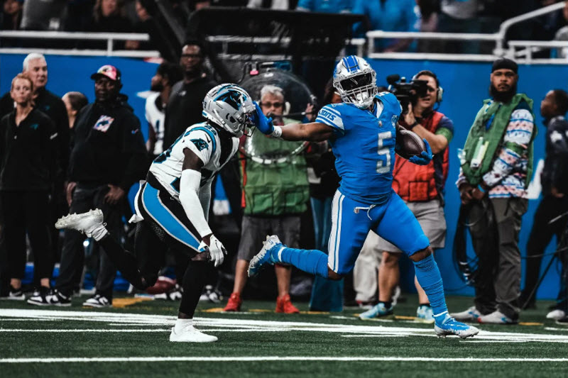 Détroit Lions Remportent Victoire 42-24 Contre les Panthers de la Caroline