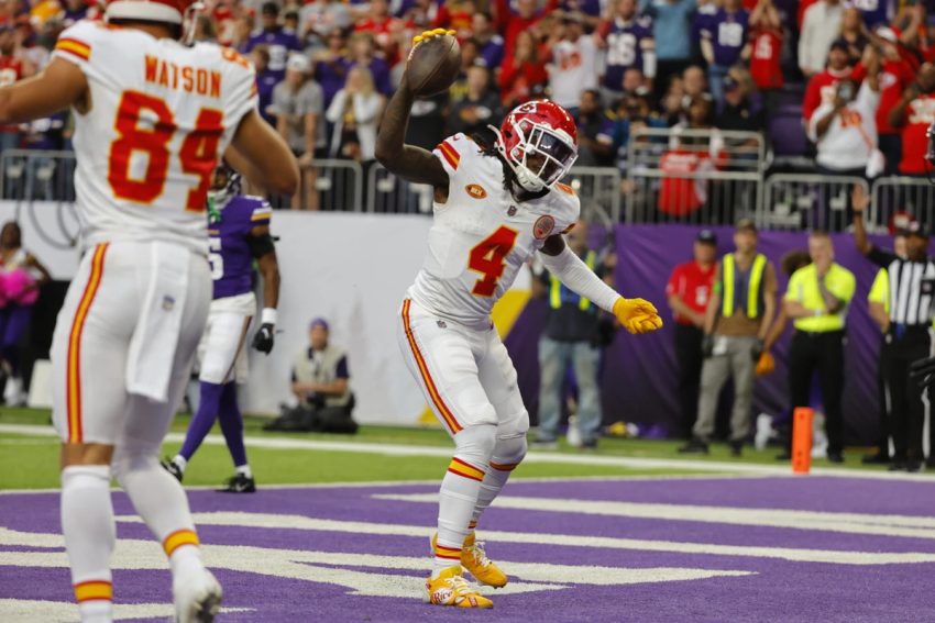 Kansas City Chiefs Remportent la Victoire sur les Vikings 27-20 sous une Pluie de Mouchoirs