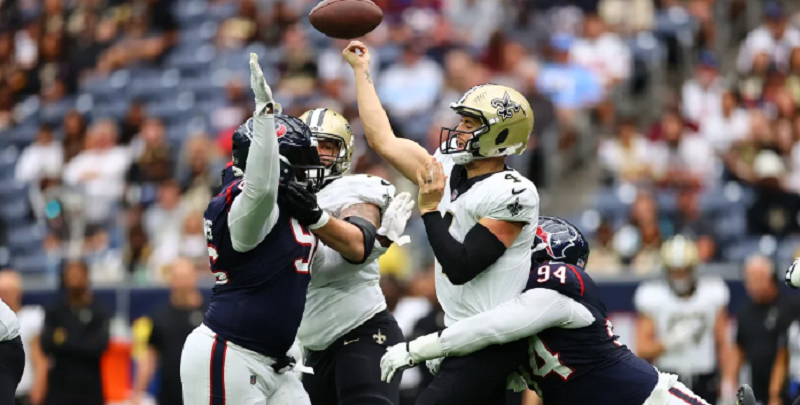 Match des Texans de Houston contre les Saints de La Nouvelle-Orléans : Derek Carr et les Texans s'inclinent 20-13.