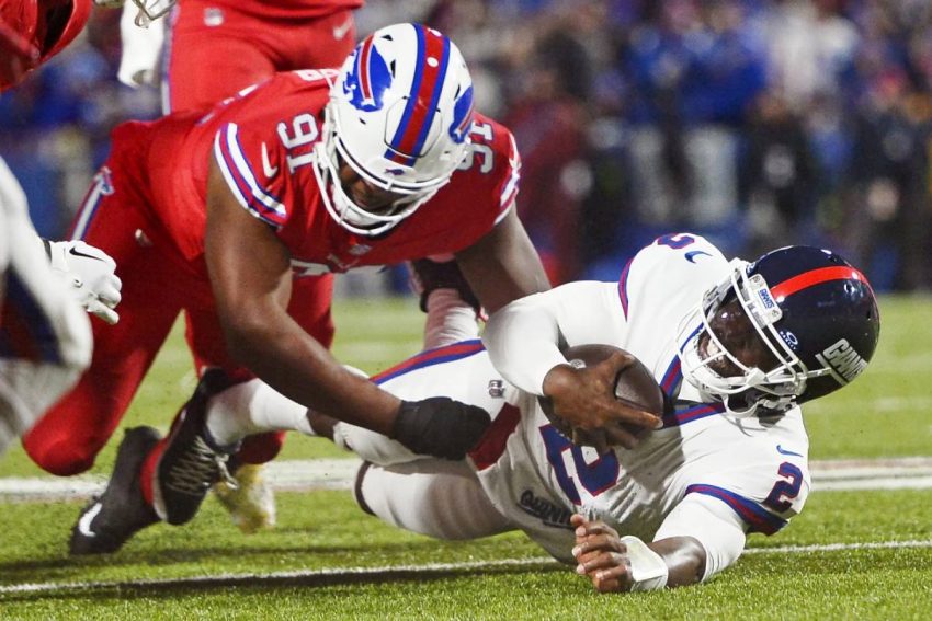 New York Giants Defeat Buffalo Bills 14-9 in a Close Game
