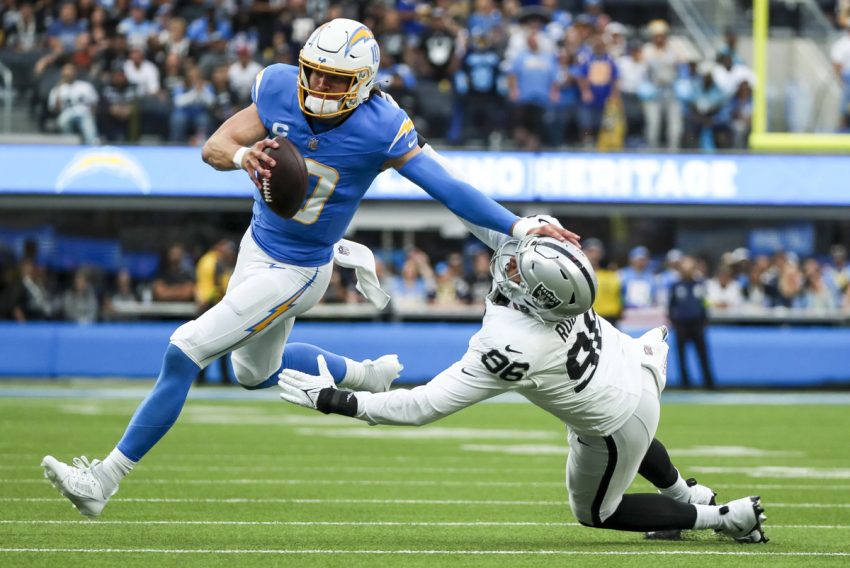 Raiders et Chargers s'affrontent, Justin Herbert et Khalil Mack font la différence (24-17)