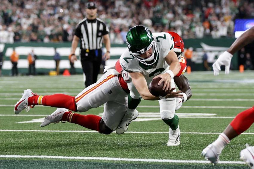 Zach Wilson et les Jets perdent contre les Chiefs (20-23) malgré une performance laborieuse de ceux-ci.