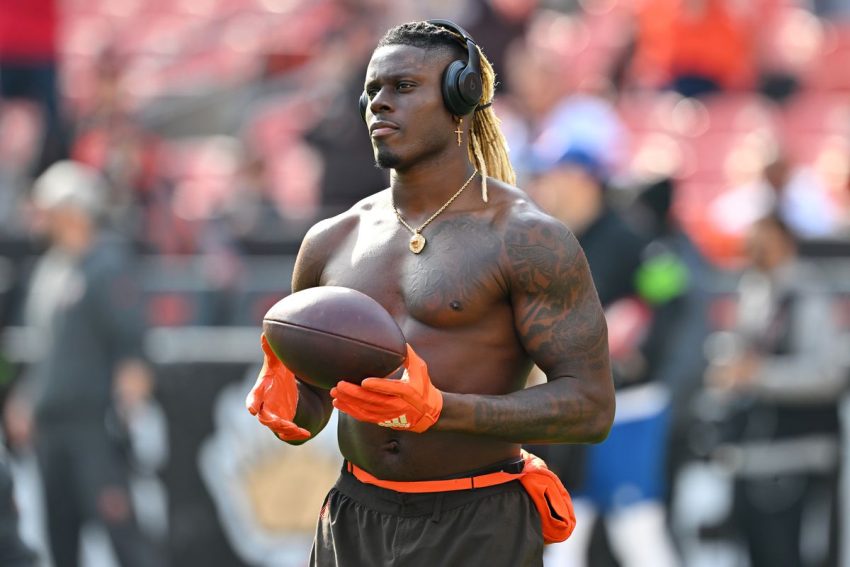 David Njoku de Paris en ligne souhaite un joyeux Noël à ses abonnés pour la semaine 16