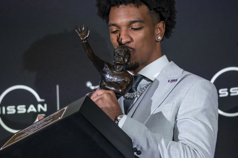 Jayden Daniels élu MVP de la NCAA, Marvin Harrison Jr. meilleur receveur.