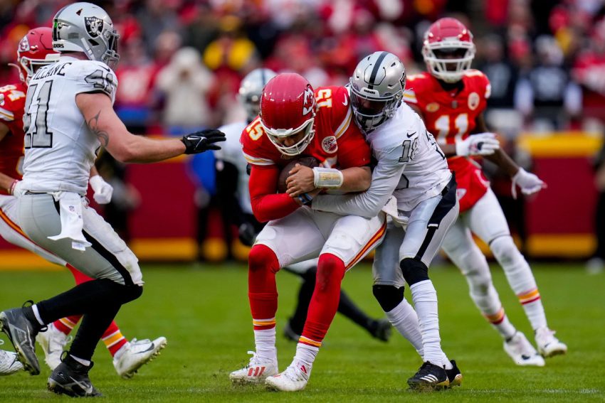 Kansas City Chiefs perdent contre Oakland Raiders 14-20, Patrick Mahomes en difficulté