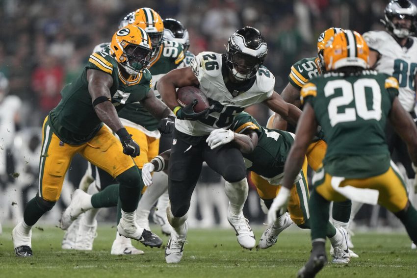 Eagles Defeat Packers 34-29: Saquon Barkley Celebrates with Samba Dance
