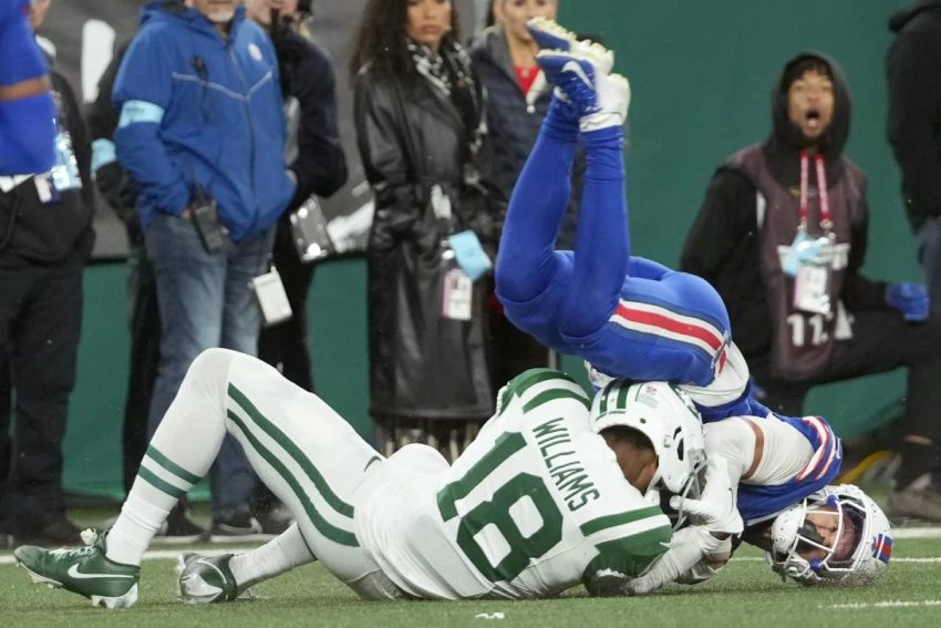 Aaron Rodgers and New York Jets Miss Their Chance as Bills Win 23-20