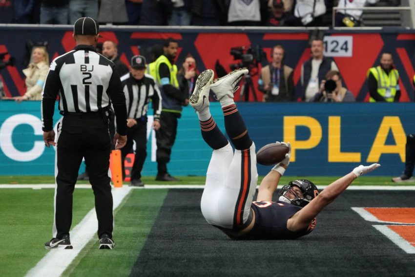 "Caleb Williams Leads Bears to 35-16 Victory Over Jaguars"